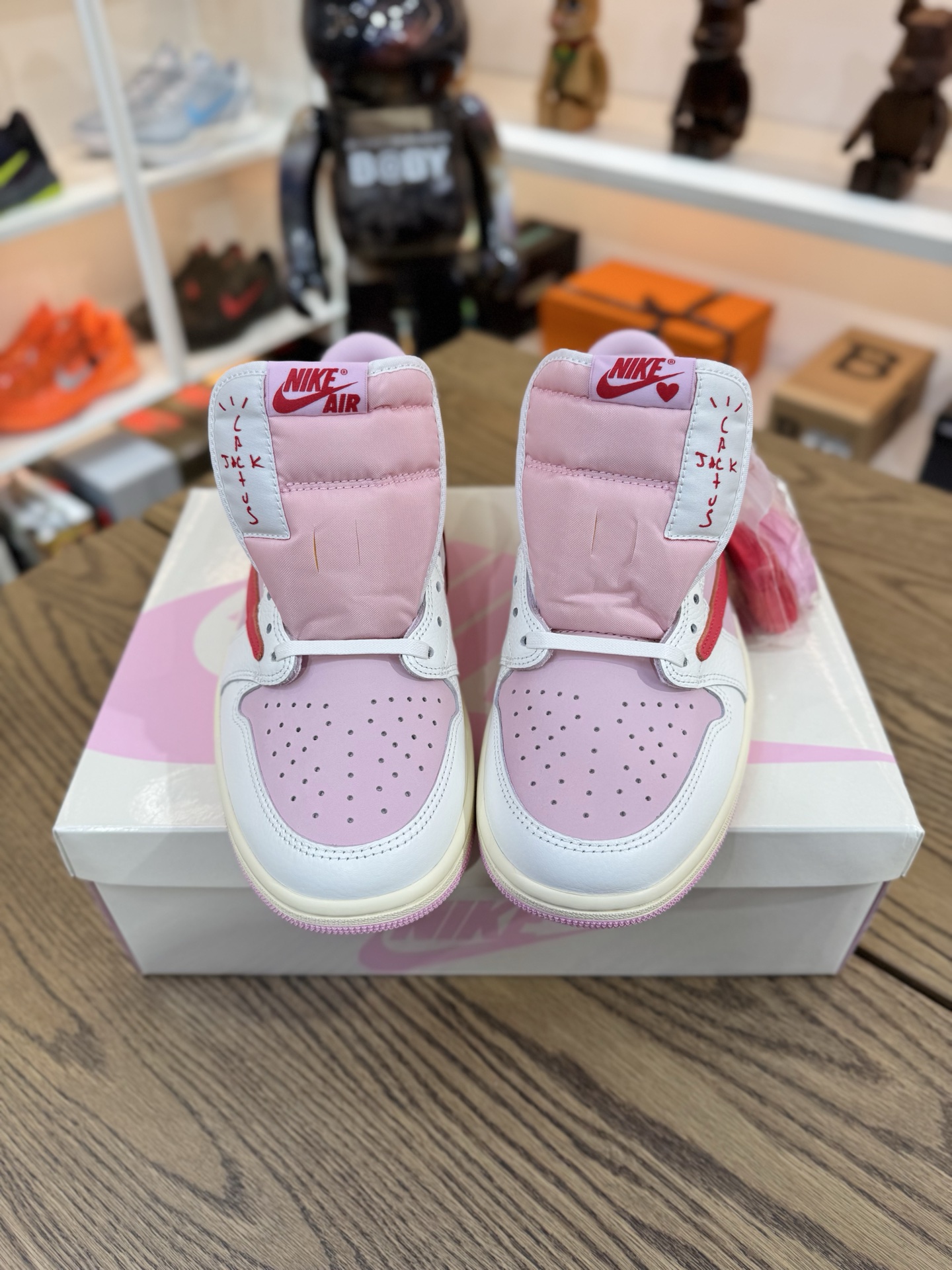 Prime 臻選產品｜ Travis Scott AJ1倒鉤 No.11 粉色紅鉤 男女款 IQ7604-101  尺碼 35.5-48.5「US4-14」