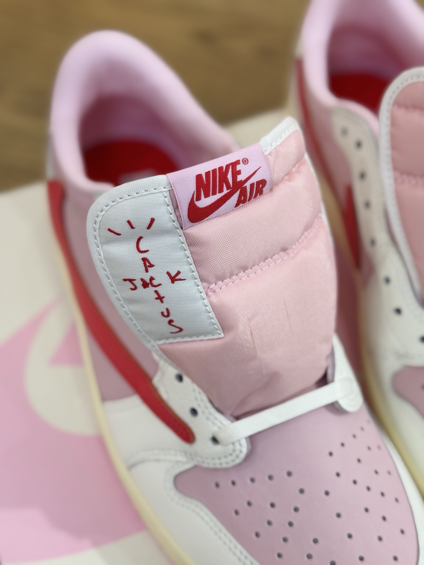 Prime 臻選產品｜ Travis Scott AJ1倒鉤 No.11 粉色紅鉤 男女款 IQ7604-101  尺碼 35.5-48.5「US4-14」