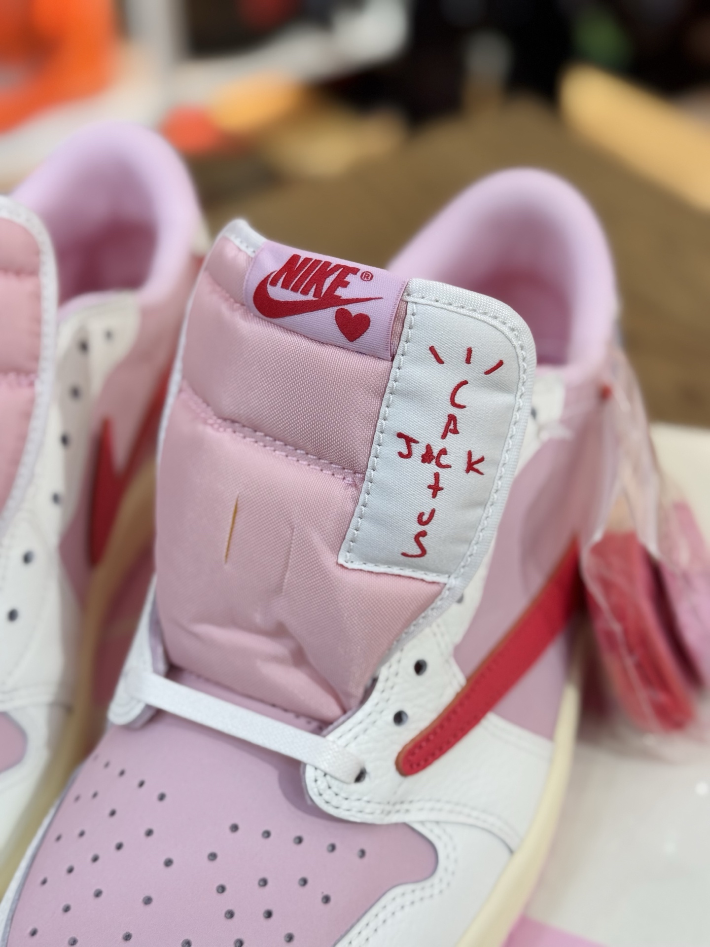 Prime 臻選產品｜ Travis Scott AJ1倒鉤 No.11 粉色紅鉤 男女款 IQ7604-101  尺碼 35.5-48.5「US4-14」