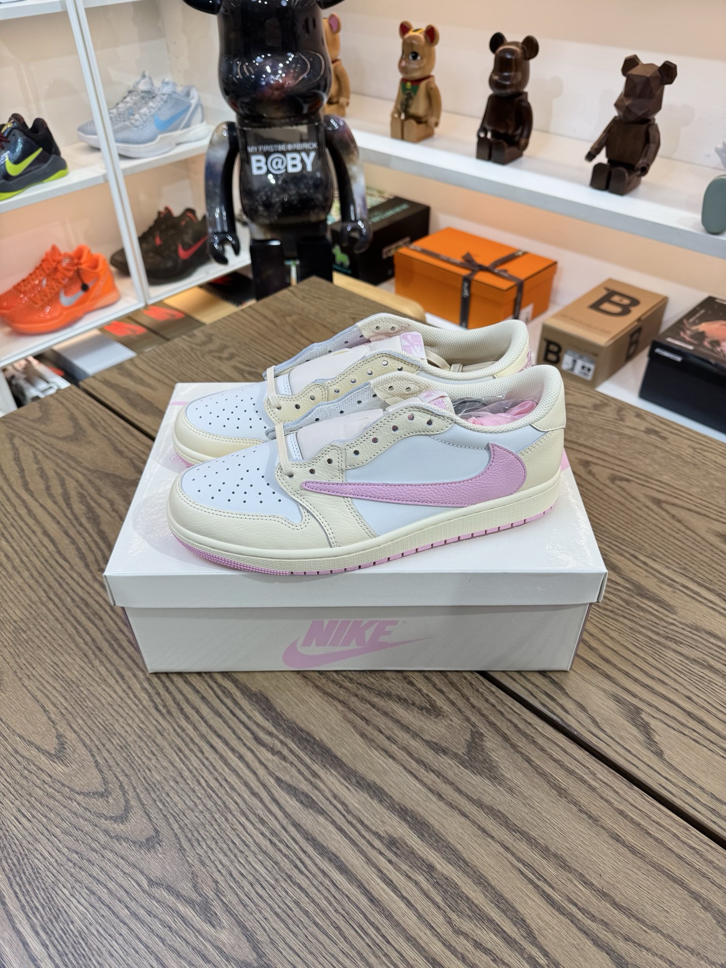 Prime 臻選產品｜Travis Scott AJ1倒鉤 No.12 米色粉鉤 男女款 IQ7604-100