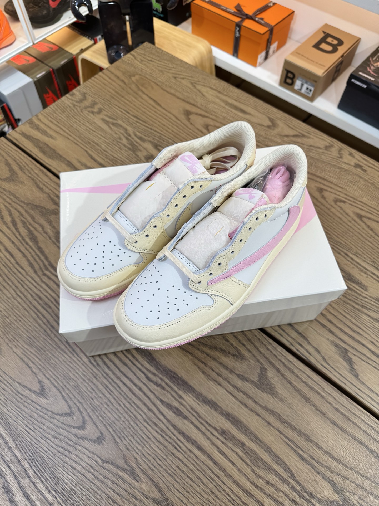 Prime 臻選產品｜Travis Scott AJ1倒鉤 No.12 米色粉鉤 男女款 IQ7604-100