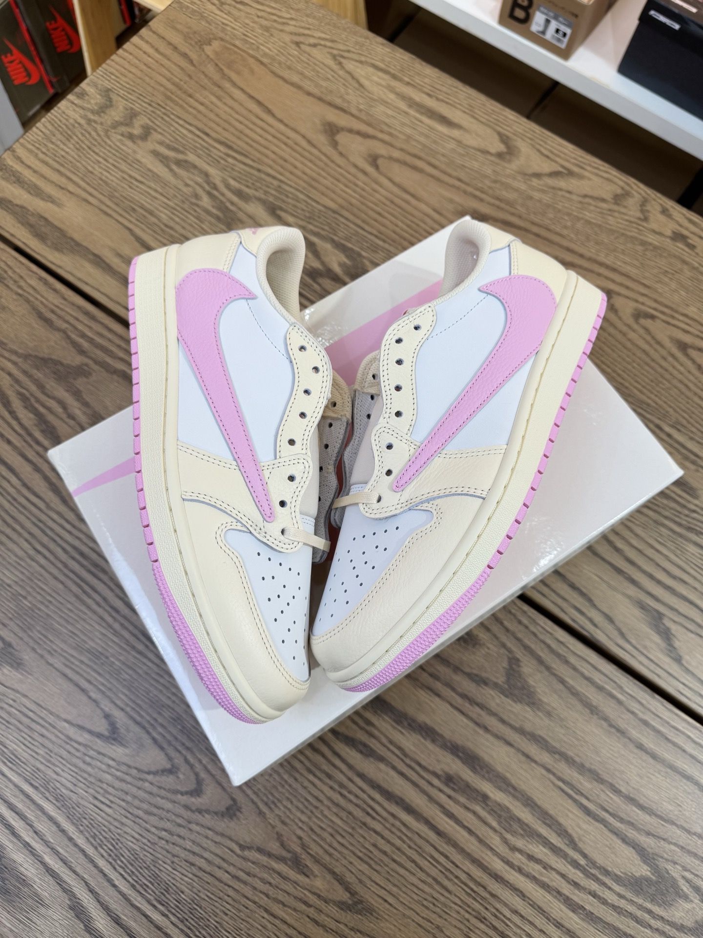 Prime 臻選產品｜Travis Scott AJ1倒鉤 No.12 米色粉鉤 男女款 IQ7604-100