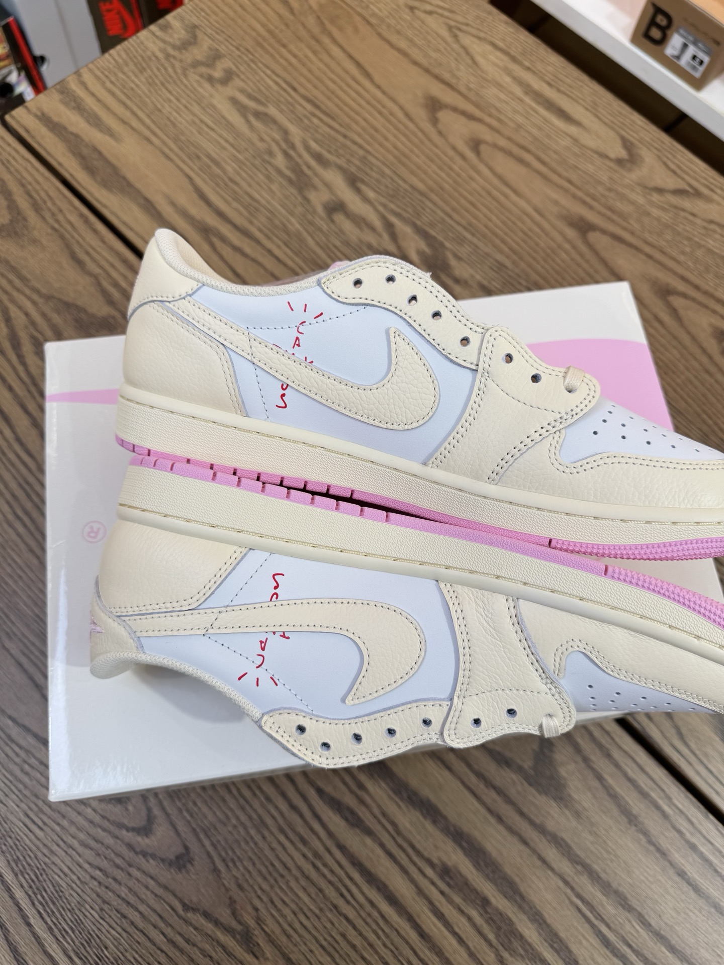 Prime 臻選產品｜Travis Scott AJ1倒鉤 No.12 米色粉鉤 男女款 IQ7604-100