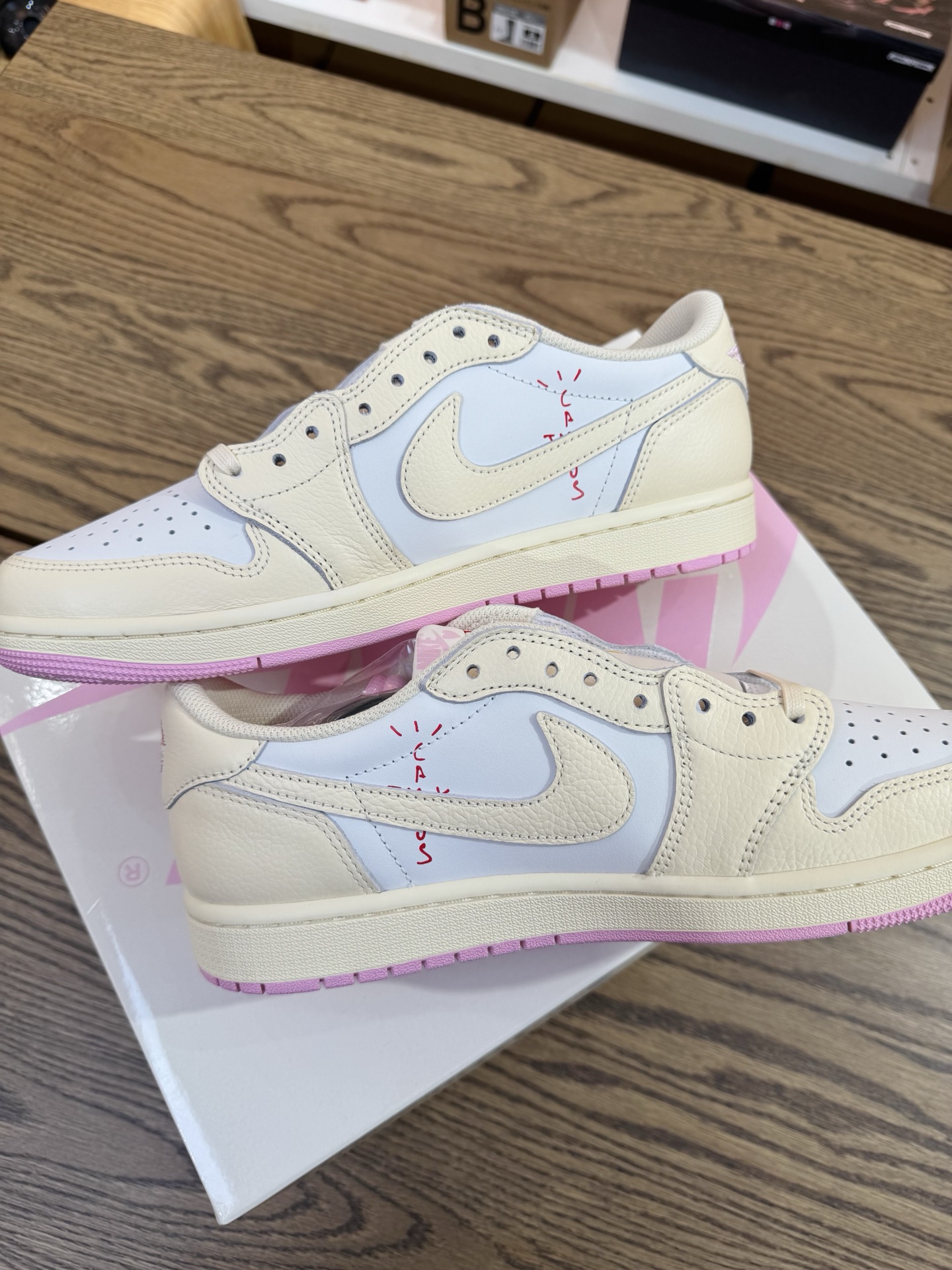 Prime 臻選產品｜Travis Scott AJ1倒鉤 No.12 米色粉鉤 男女款 IQ7604-100