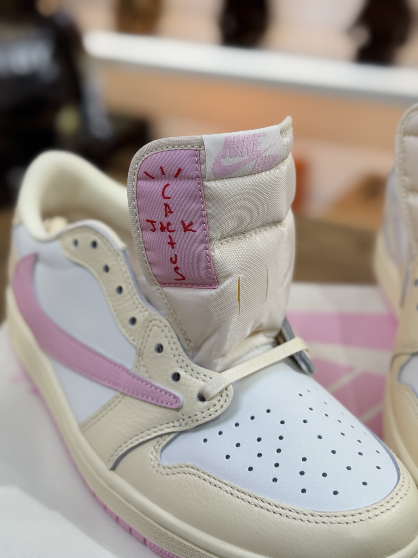 Prime 臻選產品｜Travis Scott AJ1倒鉤 No.12 米色粉鉤 男女款 IQ7604-100