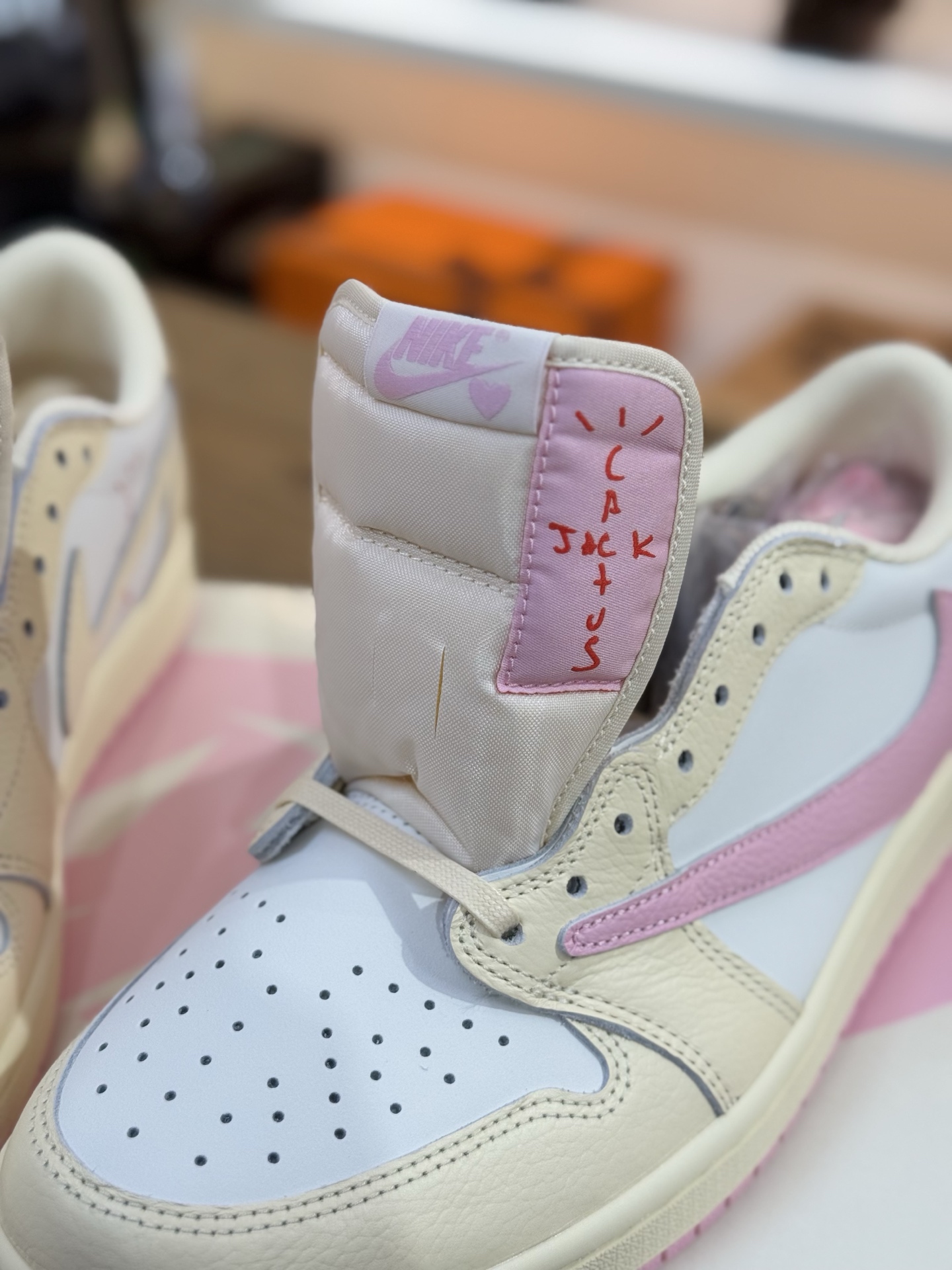 Prime 臻選產品｜Travis Scott AJ1倒鉤 No.12 米色粉鉤 男女款 IQ7604-100