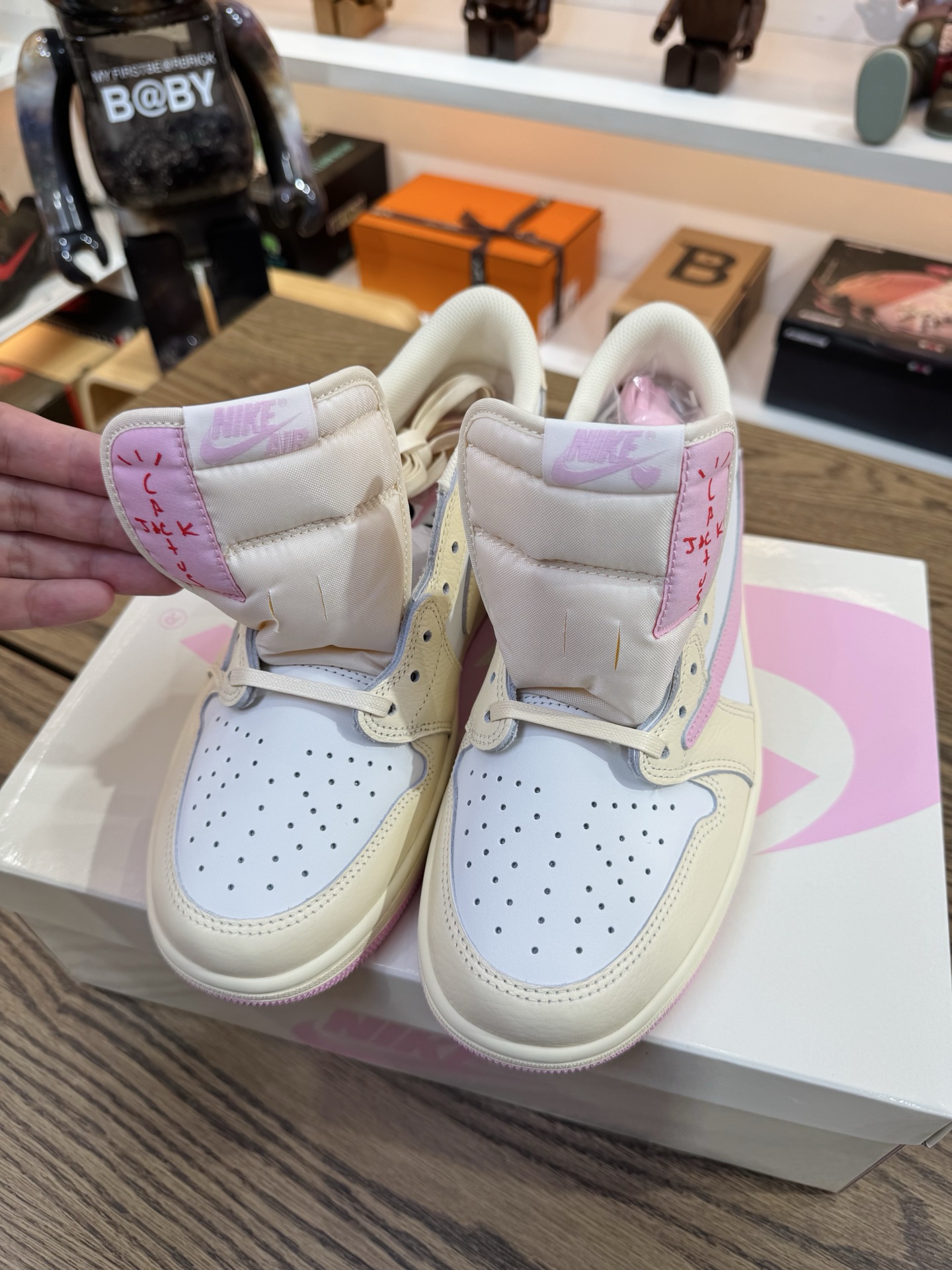 Prime 臻選產品｜Travis Scott AJ1倒鉤 No.12 米色粉鉤 男女款 IQ7604-100