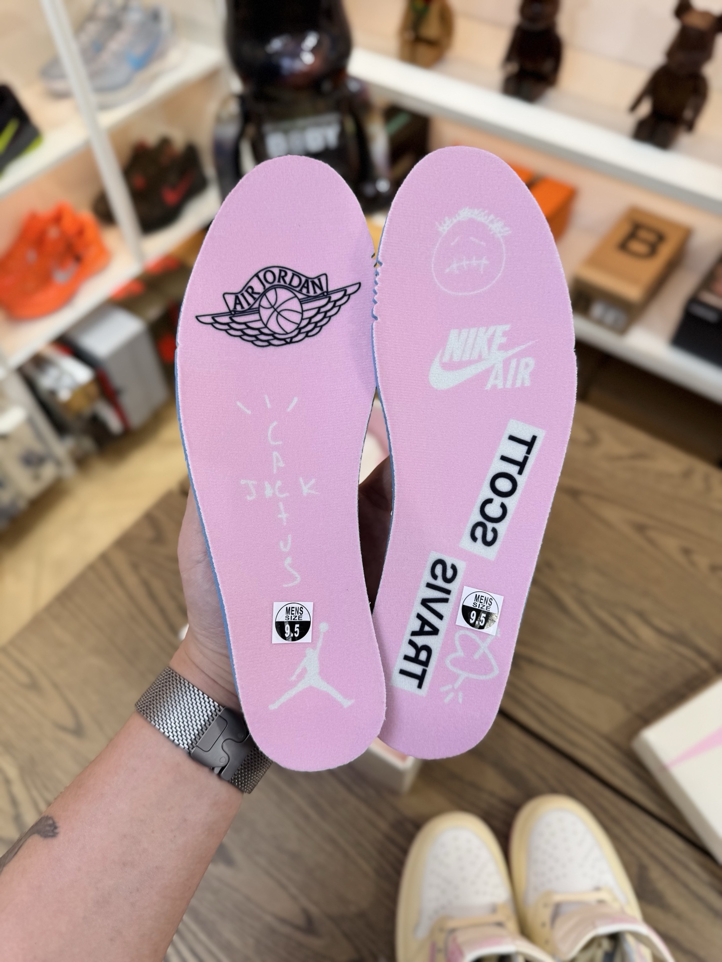 Prime 臻選產品｜Travis Scott AJ1倒鉤 No.12 米色粉鉤 男女款 IQ7604-100