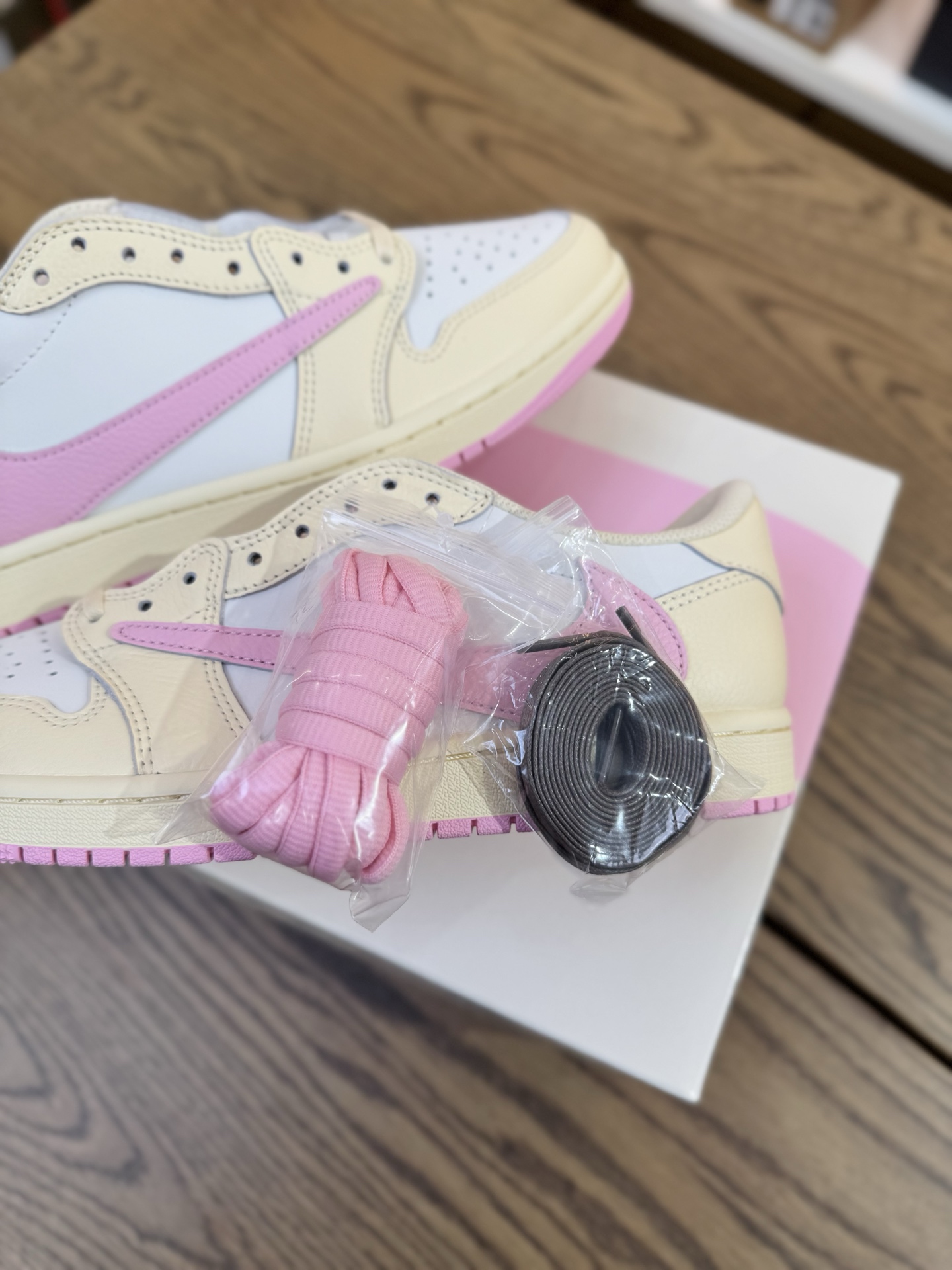Prime 臻選產品｜Travis Scott AJ1倒鉤 No.12 米色粉鉤 男女款 IQ7604-100