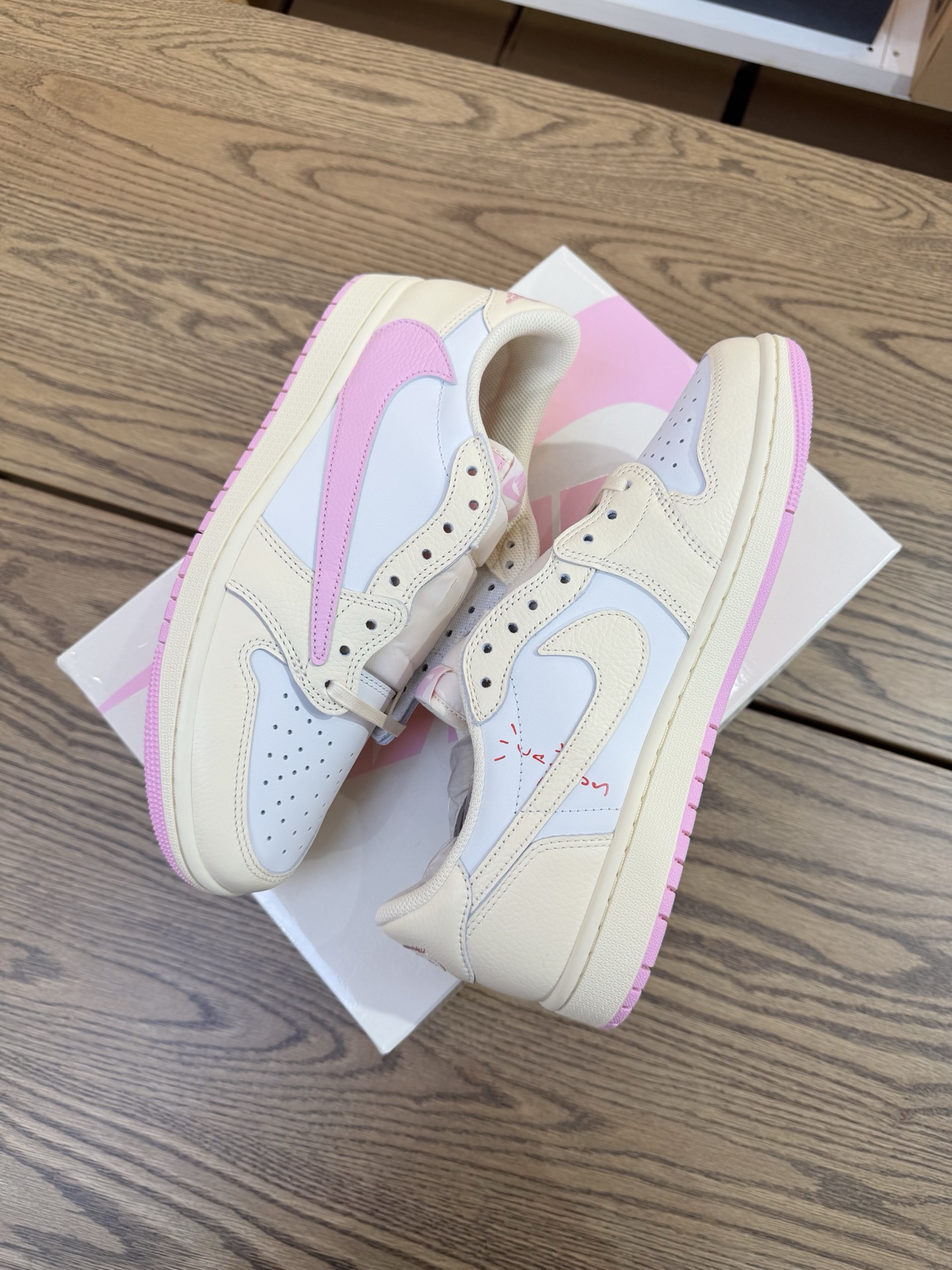 Prime 臻選產品｜Travis Scott AJ1倒鉤 No.12 米色粉鉤 男女款 IQ7604-100