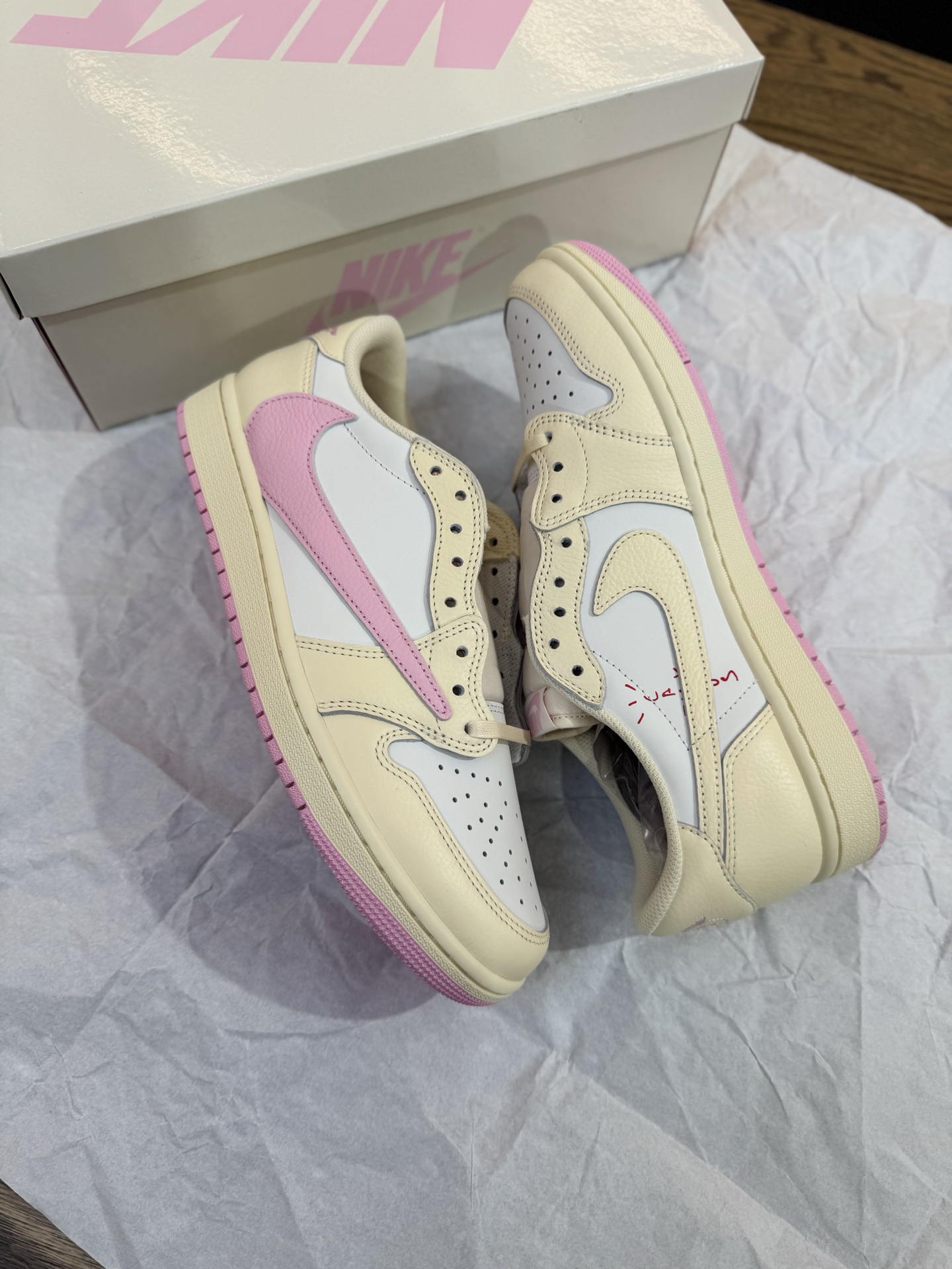 Prime 臻選產品｜Travis Scott AJ1倒鉤 No.12 米色粉鉤 男女款 IQ7604-100