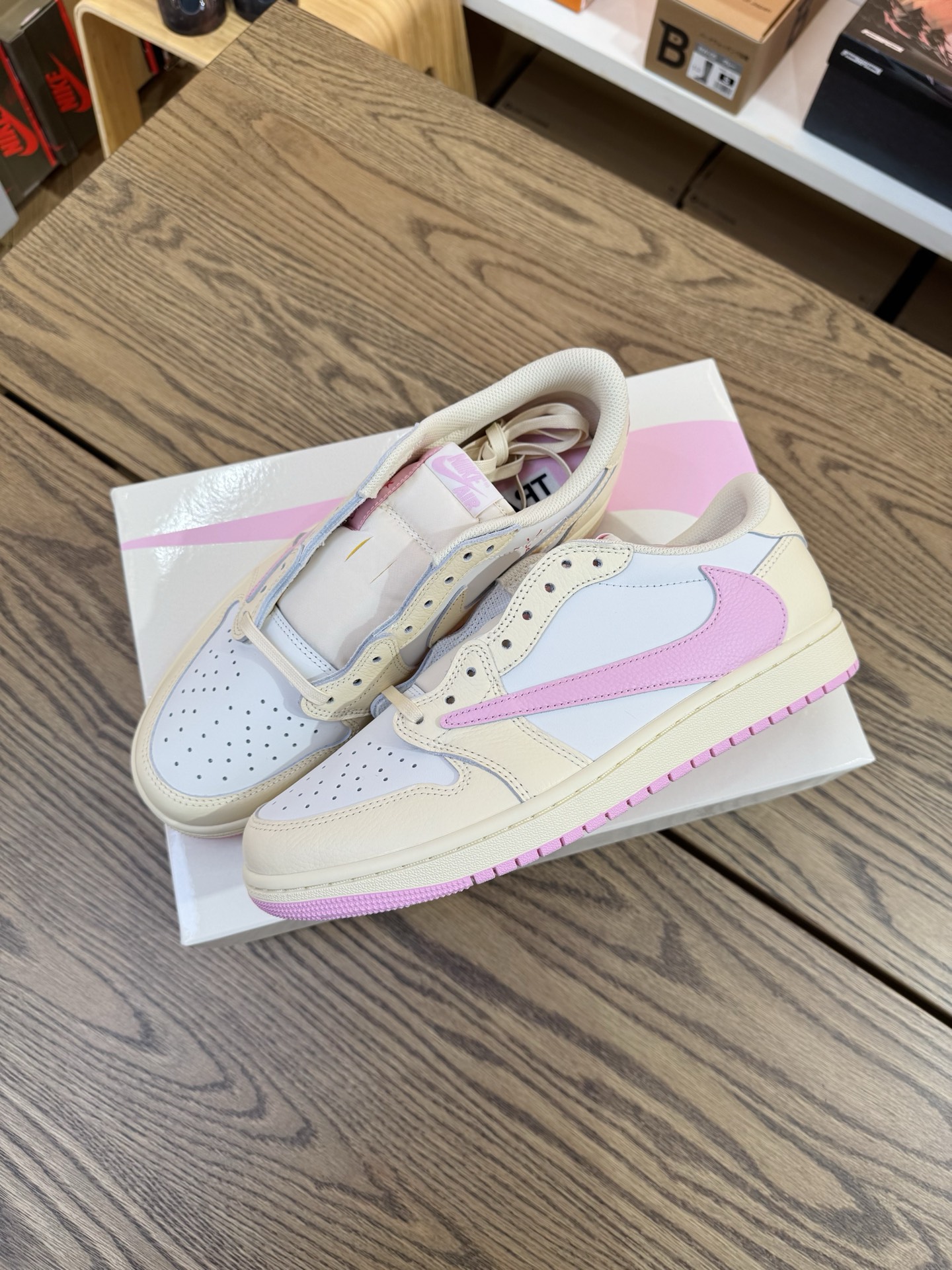 Prime 臻選產品｜Travis Scott AJ1倒鉤 No.12 米色粉鉤 男女款 IQ7604-100