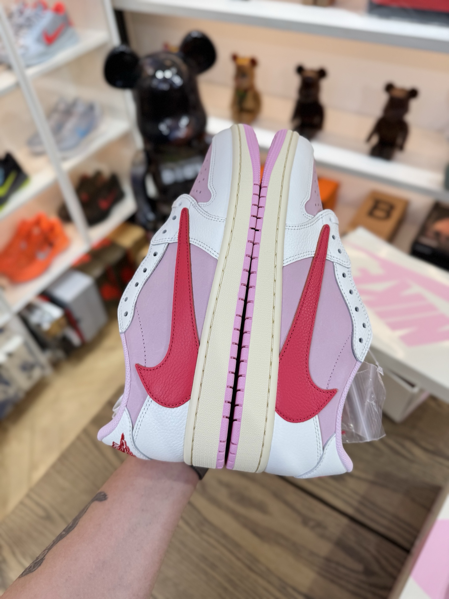 Prime 臻選產品｜Travis Scott AJ1倒鉤 No.12 米色粉鉤 男女款 IQ7604-100