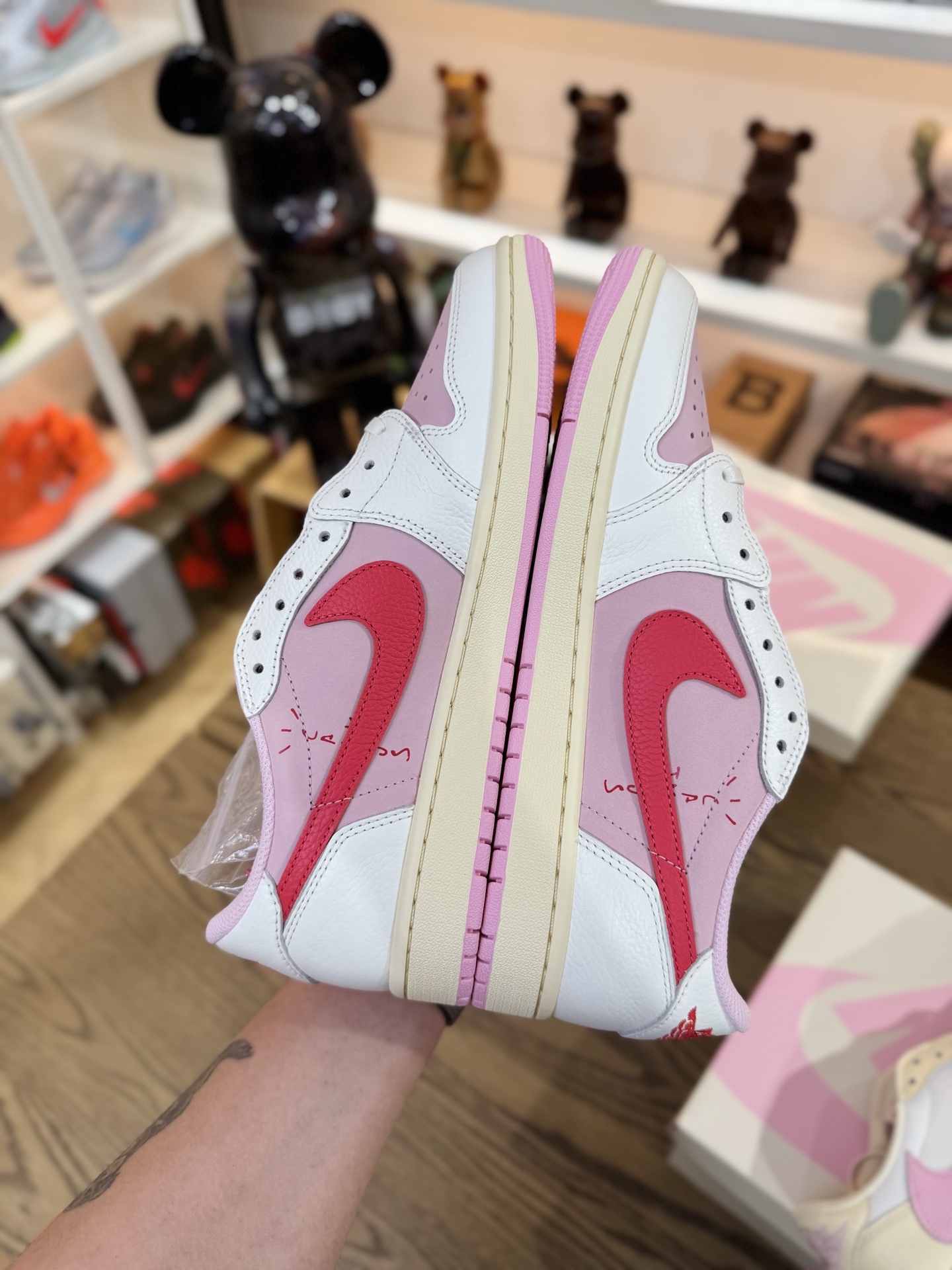 Prime 臻選產品｜Travis Scott AJ1倒鉤 No.12 米色粉鉤 男女款 IQ7604-100