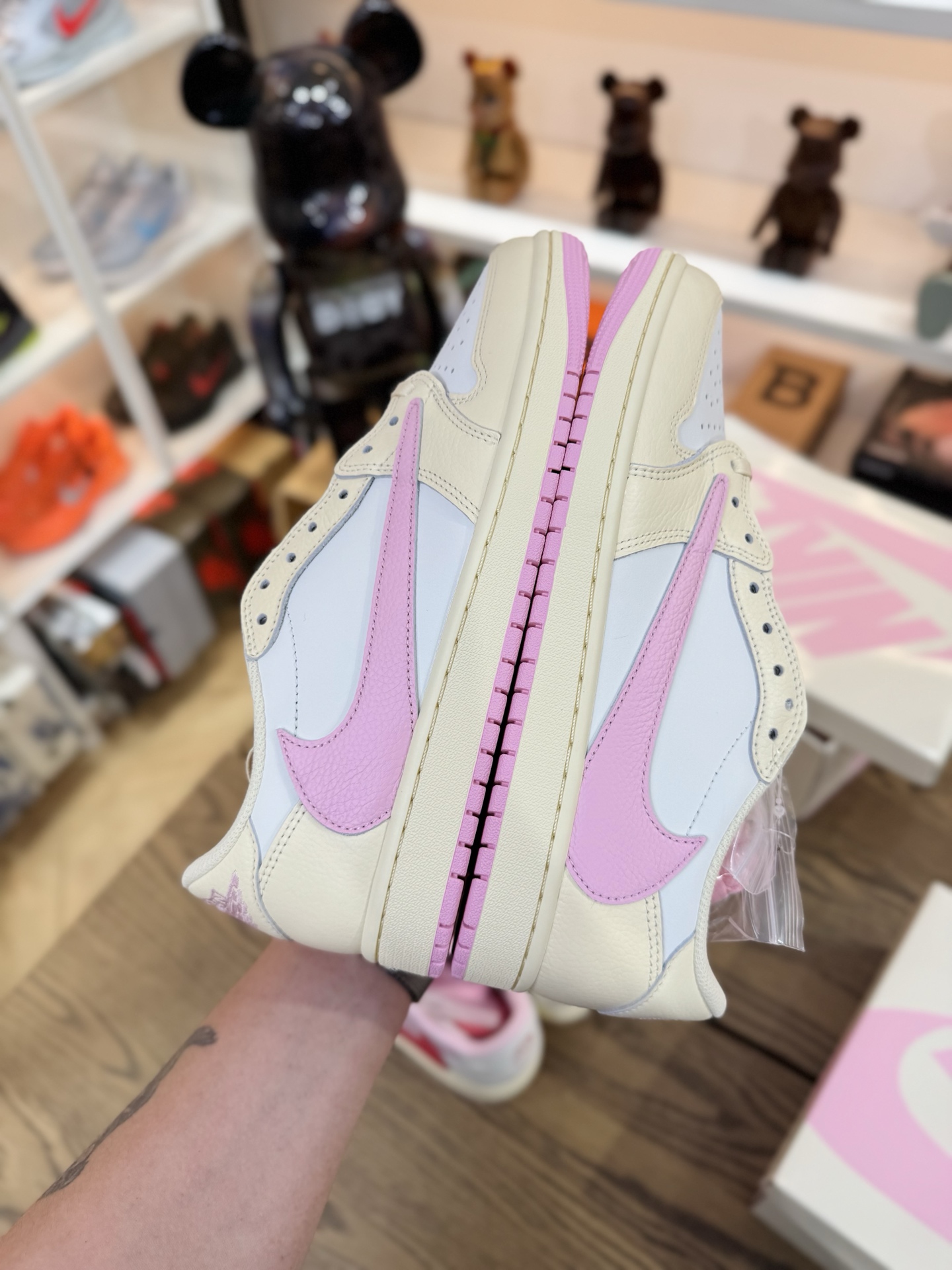 Prime 臻選產品｜Travis Scott AJ1倒鉤 No.12 米色粉鉤 男女款 IQ7604-100
