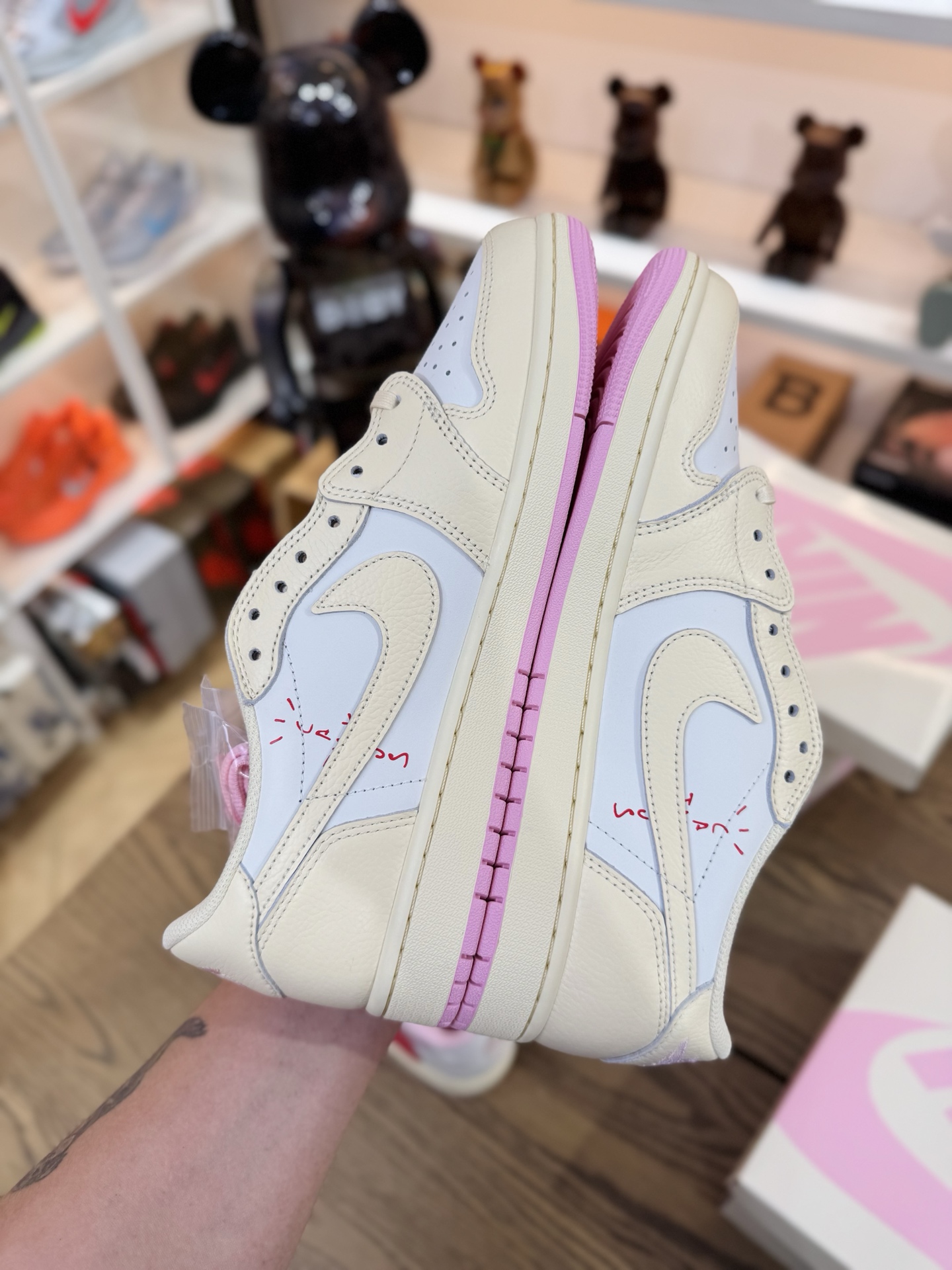 Prime 臻選產品｜Travis Scott AJ1倒鉤 No.12 米色粉鉤 男女款 IQ7604-100