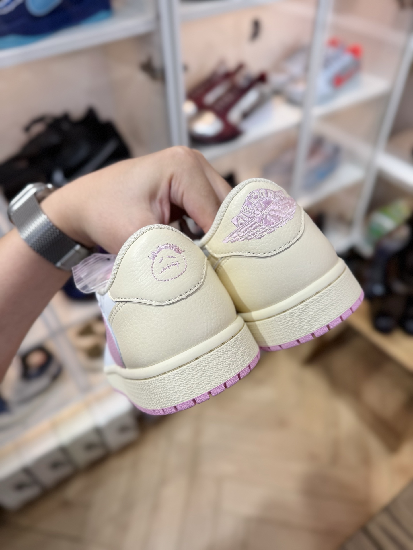 Prime 臻選產品｜Travis Scott AJ1倒鉤 No.12 米色粉鉤 男女款 IQ7604-100