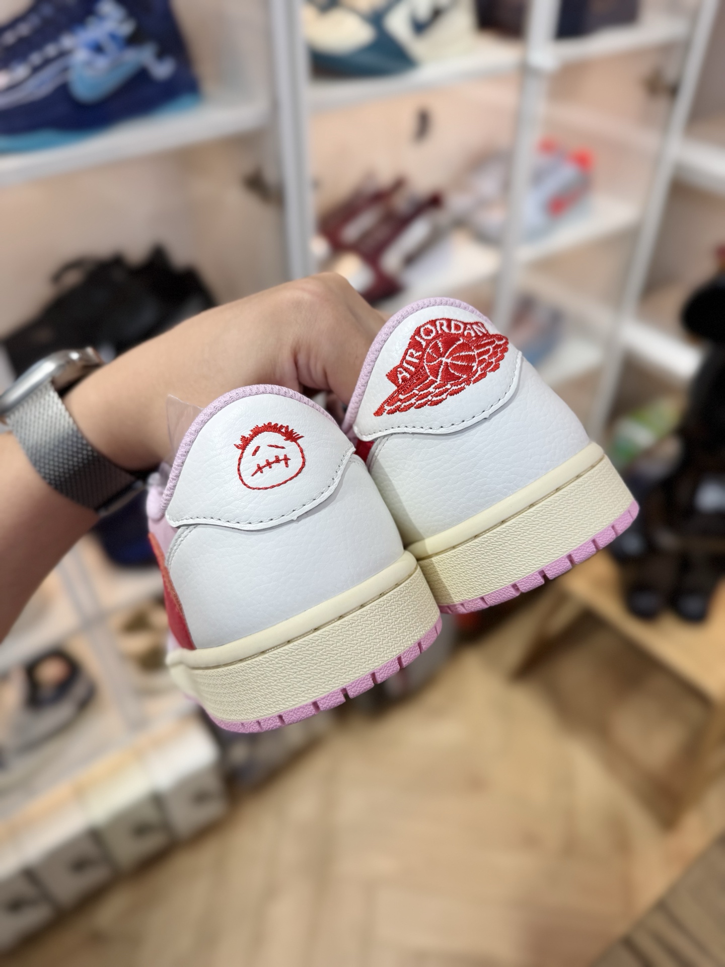 Prime 臻選產品｜Travis Scott AJ1倒鉤 No.12 米色粉鉤 男女款 IQ7604-100