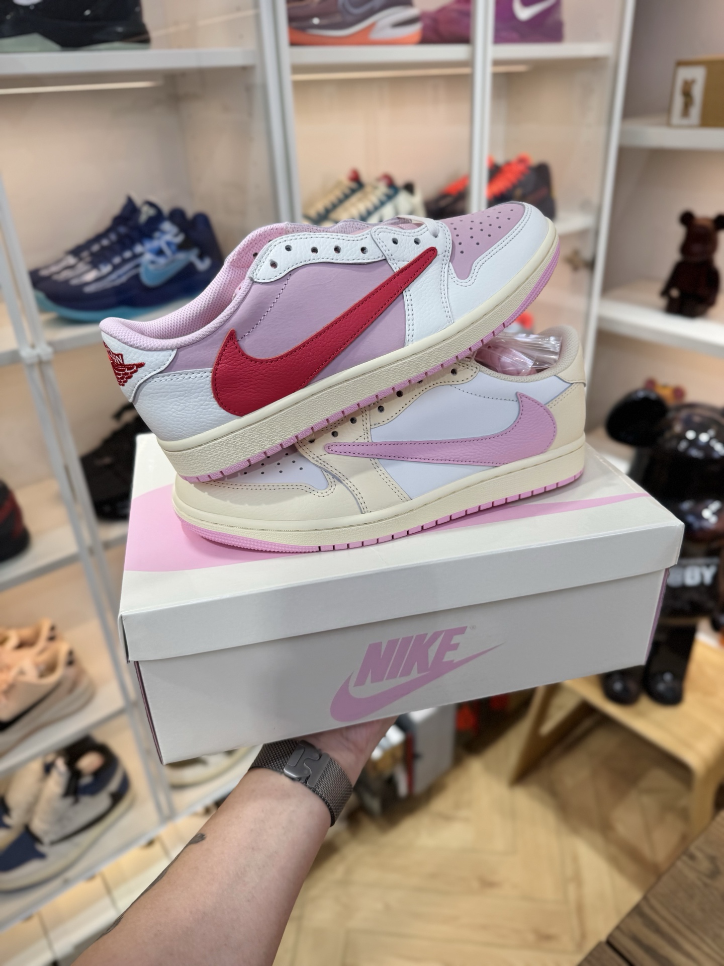 Prime 臻選產品｜Travis Scott AJ1倒鉤 No.12 米色粉鉤 男女款 IQ7604-100