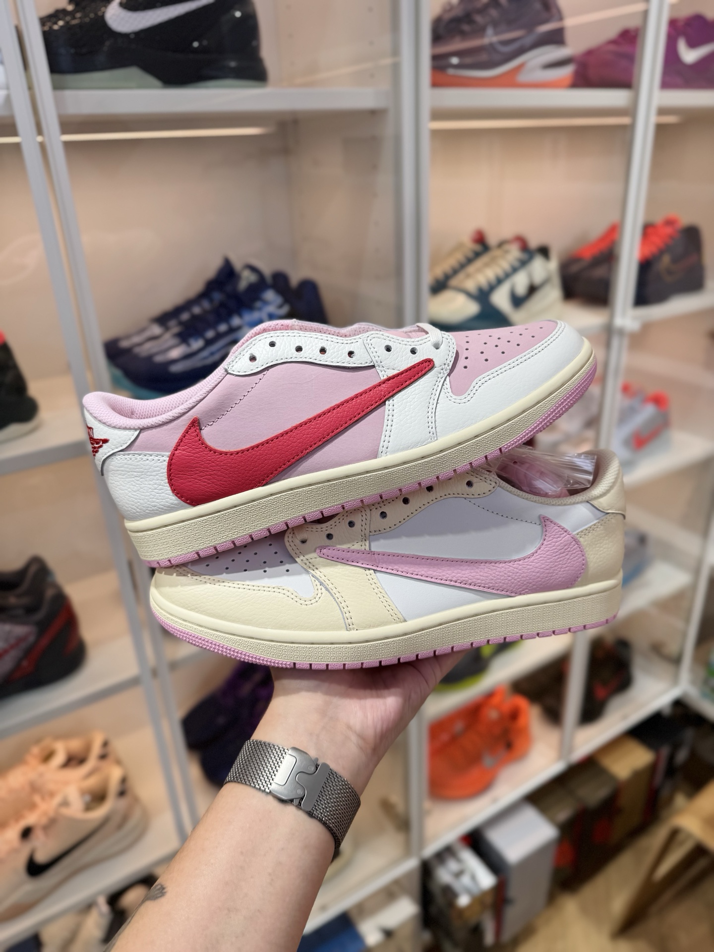 Prime 臻選產品｜Travis Scott AJ1倒鉤 No.12 米色粉鉤 男女款 IQ7604-100