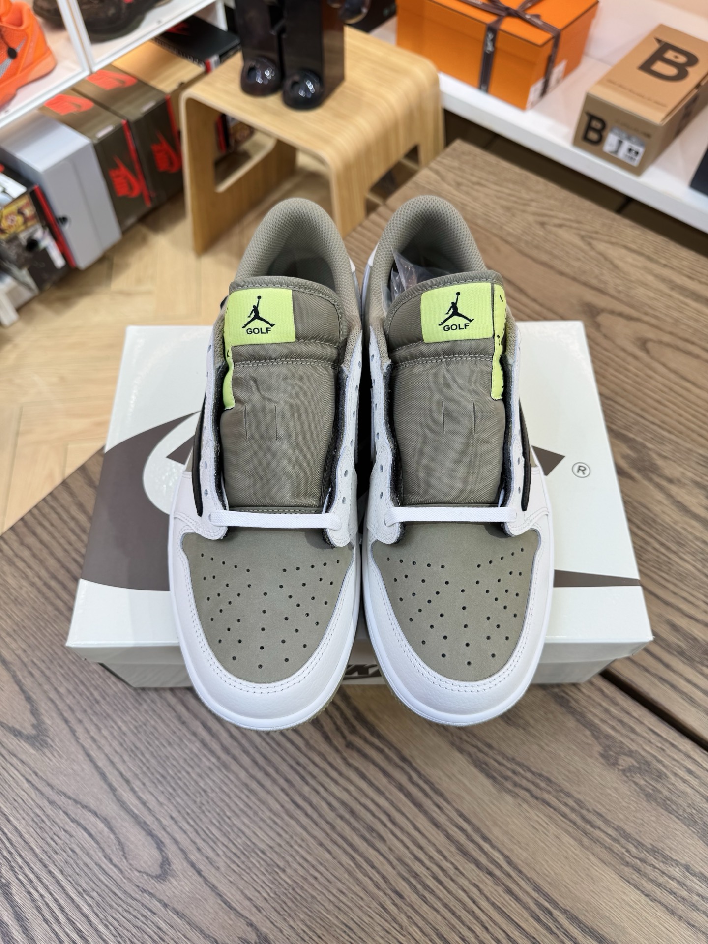 Travis Scott AJ1倒鉤 No.6 高爾夫球鞋 男女款 FZ3124-200 尺碼 35.5-48.5「US3.5-14」