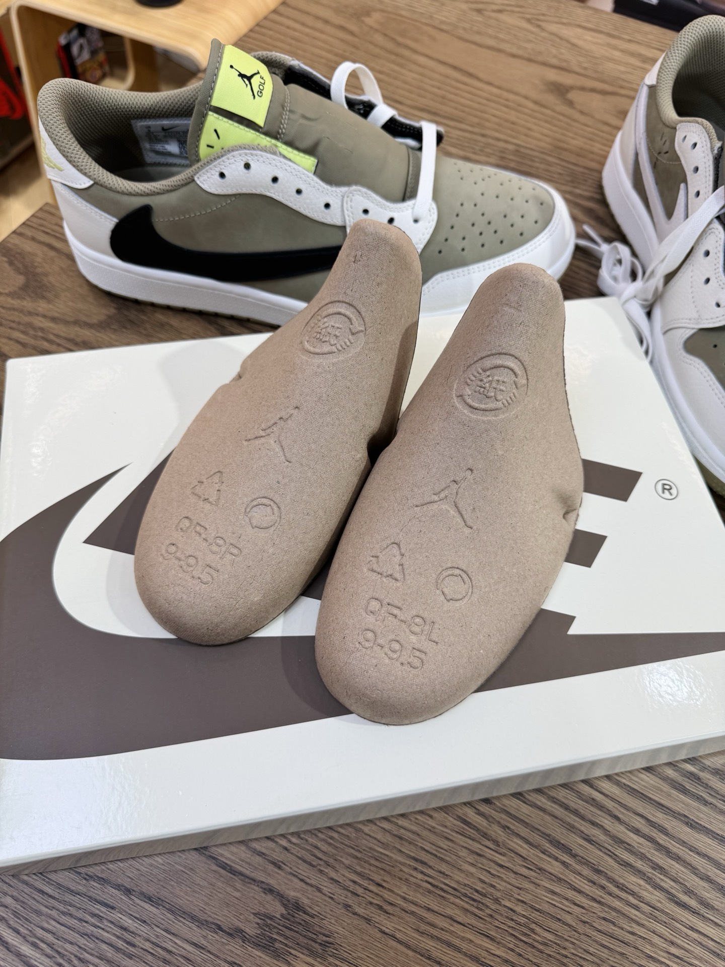 Travis Scott AJ1倒鉤 No.6 高爾夫球鞋 男女款 FZ3124-200 尺碼 35.5-48.5「US3.5-14」