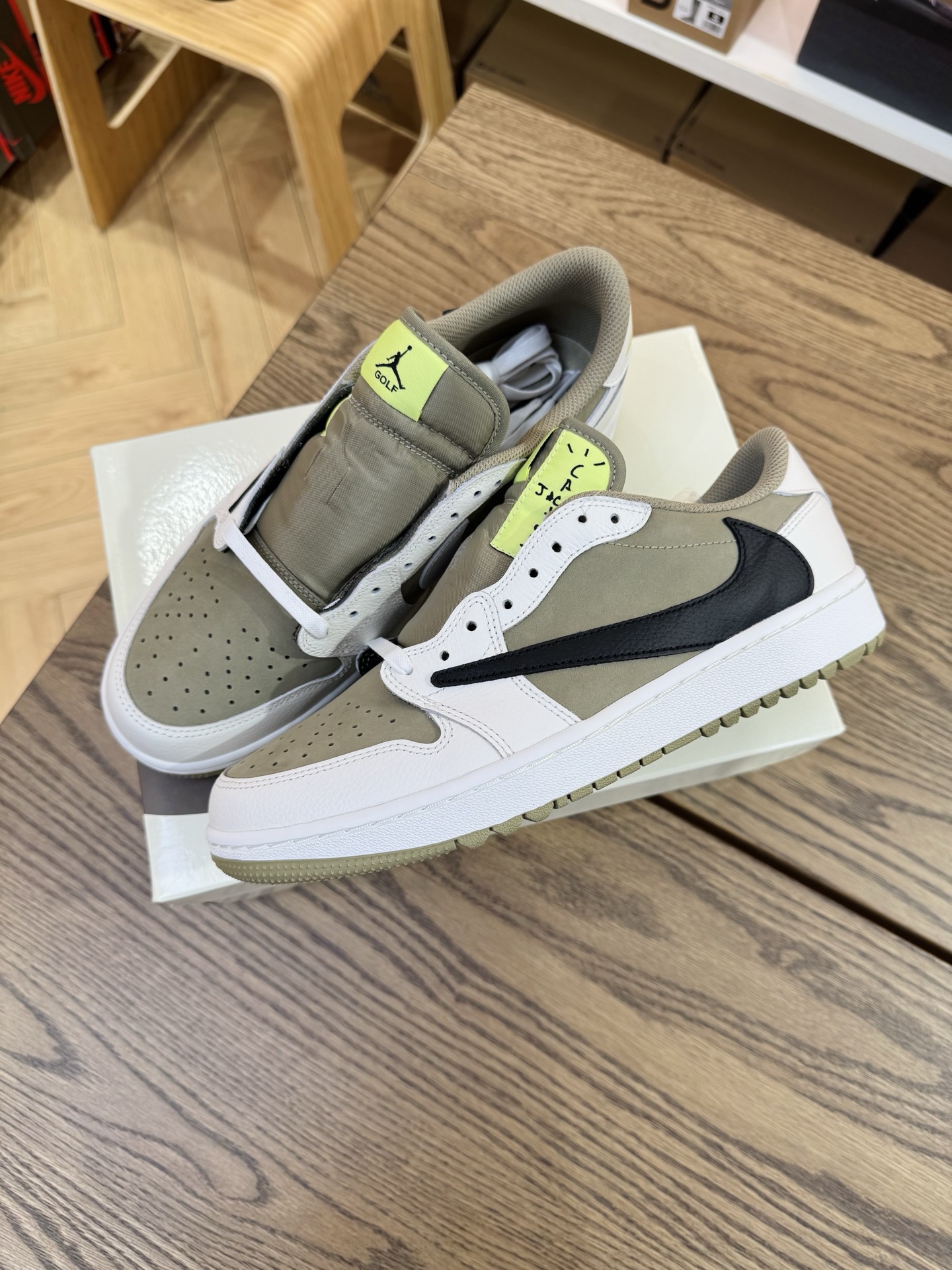 Travis Scott AJ1倒鉤 No.6 高爾夫球鞋 男女款 FZ3124-200 尺碼 35.5-48.5「US3.5-14」