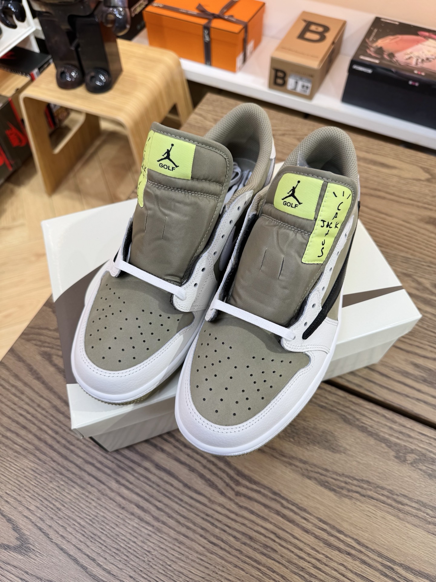Travis Scott AJ1倒鉤 No.6 高爾夫球鞋 男女款 FZ3124-200 尺碼 35.5-48.5「US3.5-14」