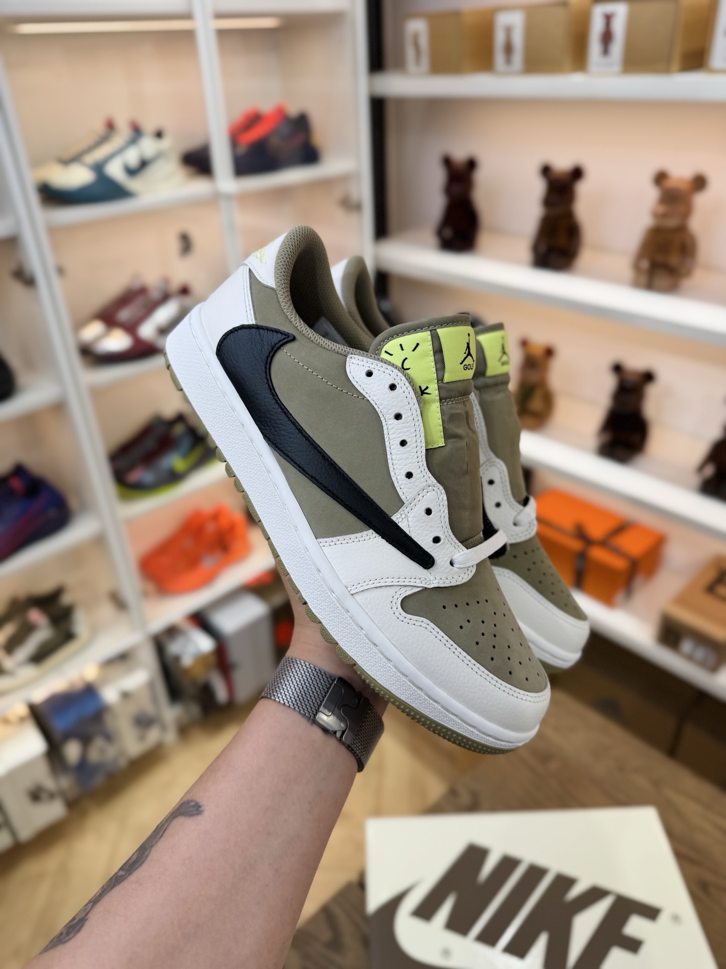 Travis Scott AJ1倒鉤 No.6 高爾夫球鞋 男女款 FZ3124-200 尺碼 35.5-48.5「US3.5-14」