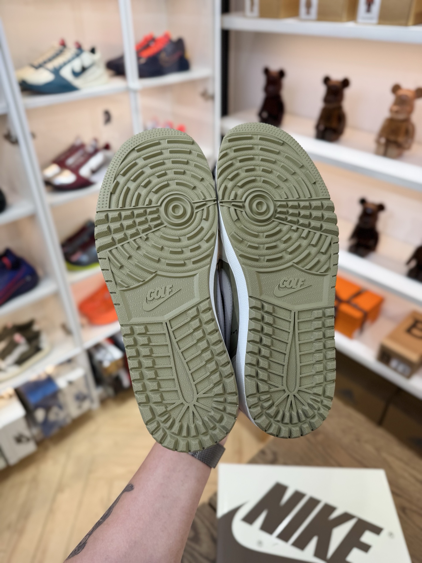 Travis Scott AJ1倒鉤 No.6 高爾夫球鞋 男女款 FZ3124-200 尺碼 35.5-48.5「US3.5-14」