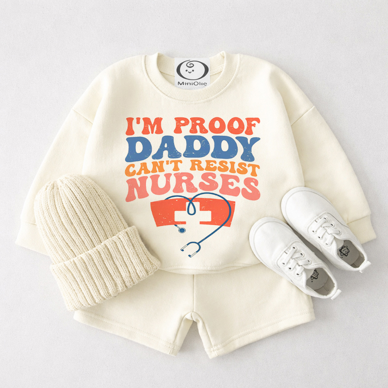I'M PROOF DADDY CAN'T RESIST NURSESベビークリームホワイトスウェットシャツとショートパンツの2点セット - クリームホワイト - 3～4歳 - image 1