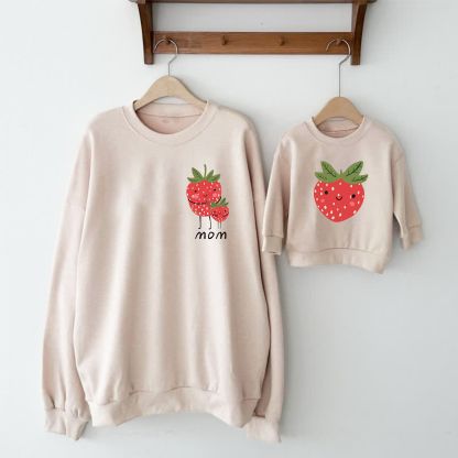 MOMストロベリー柄 ママと私お揃いスウェットシャツ - ベージュ - 大人用スウェットシャツ：XL - image 1