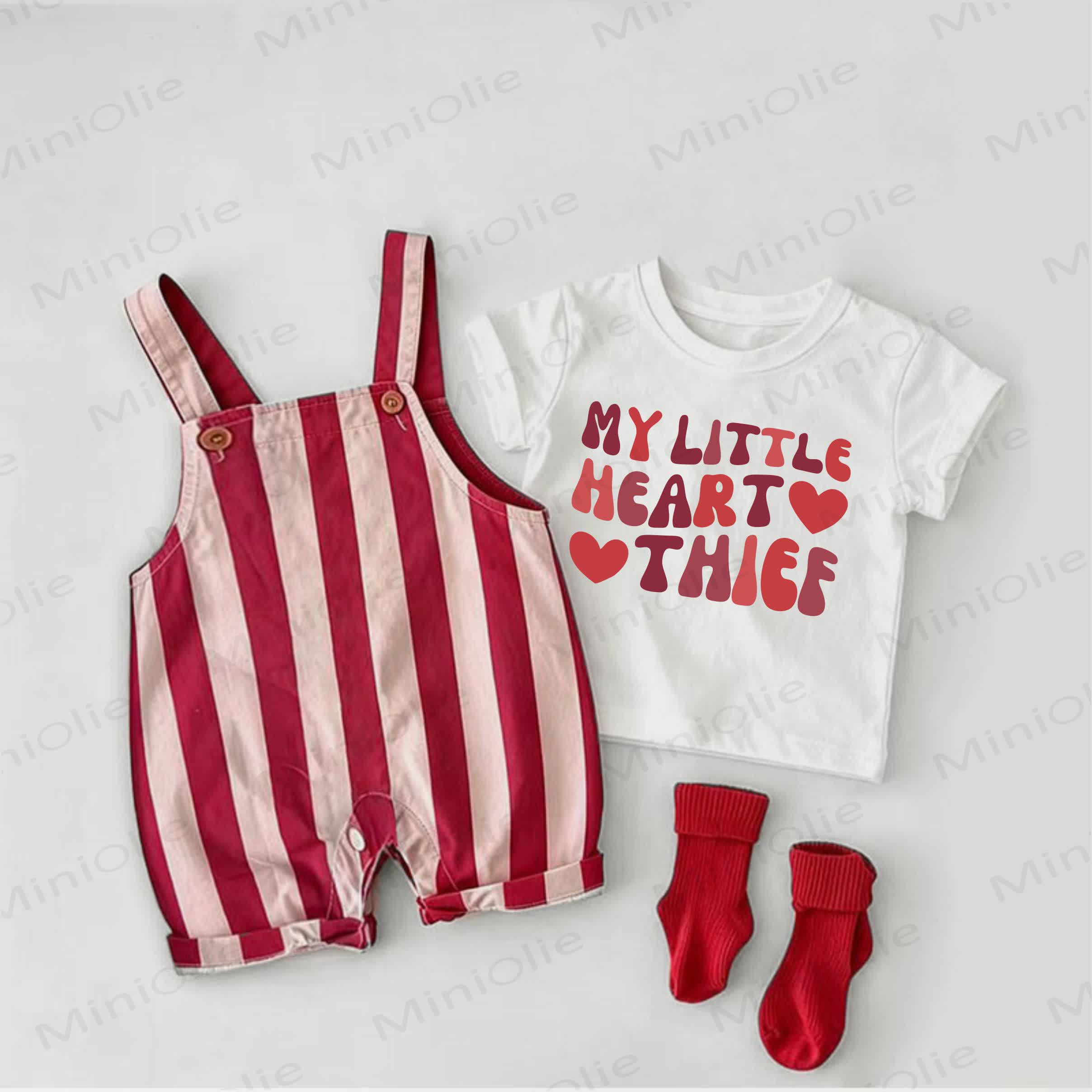 MY LITTLE HEART THIEFベビー用スローガン入りレッドストライプオーバーオールとホワイトTシャツのツーピースセット - 白と赤 - 2～3歳 - image 1