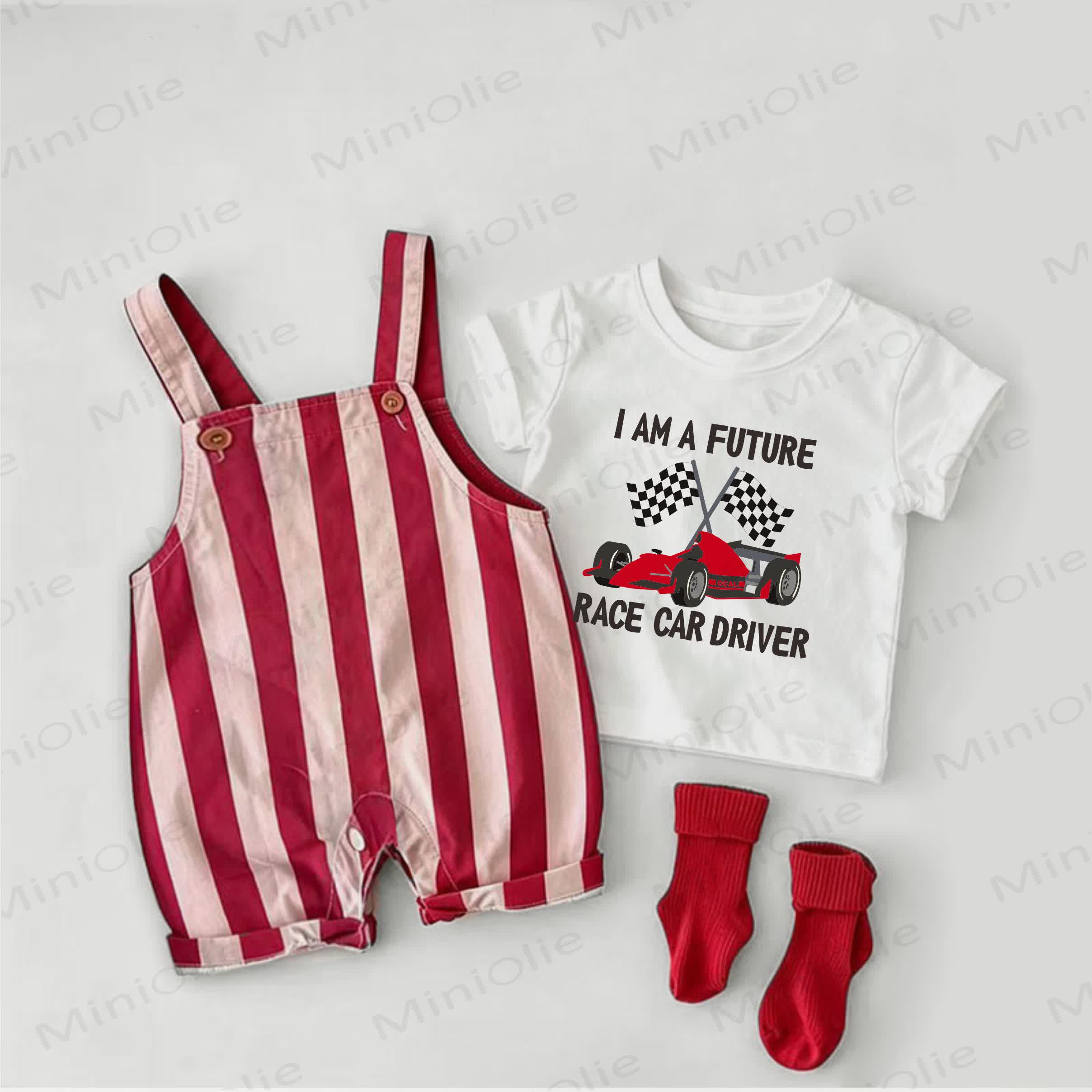 私はFUTURE RACE CAR DRIVER！ベビー用レーシングカープリント赤ストライプオーバーオールと白Tシャツの2点セット - 白と赤 - 2～3歳 - image 1