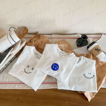 キッズスマイルフェイスホワイトシンプルTシャツ - image 3