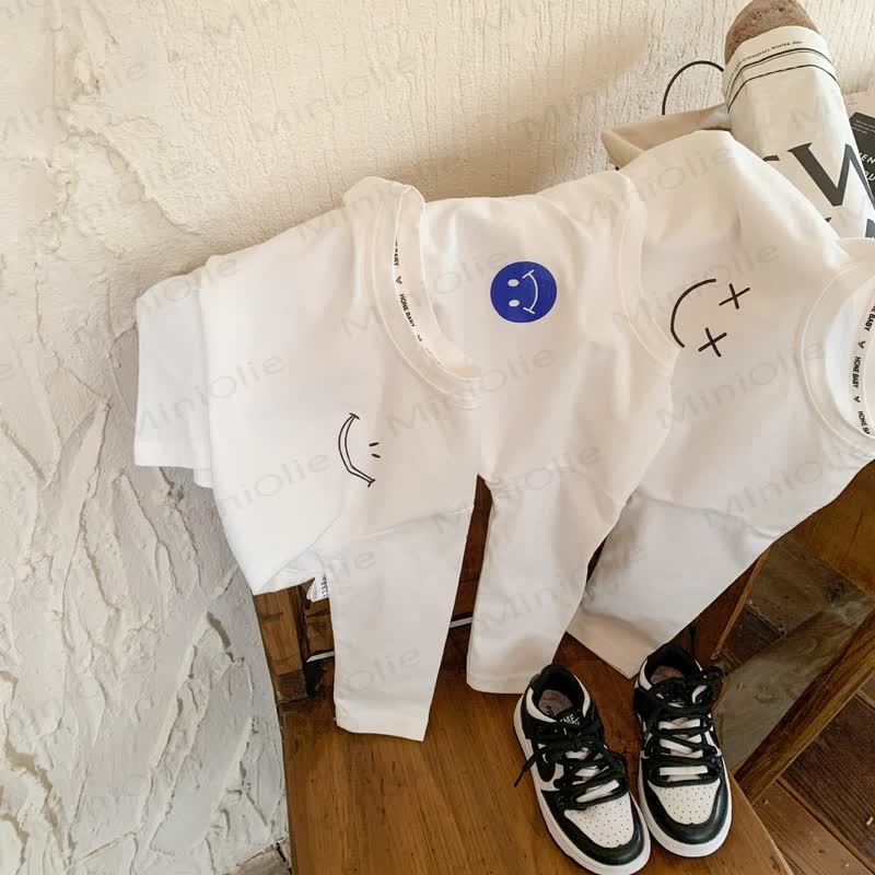 キッズスマイルフェイスホワイトシンプルTシャツ - image 2