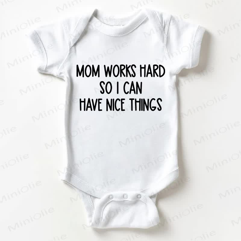 MOM WORKS HARD SO I CAN HAVE NICE THINGS。ベビーホワイトボディスーツ - 白 - 18～24ヶ月 - image 1