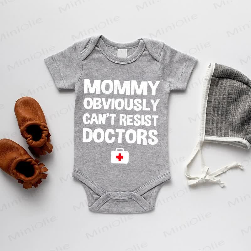 MOMMY OBVIOUSLY CAN'T RESIST DOCTORSベビーグレーボディスーツ - グレー - 18～24ヶ月 - image 1