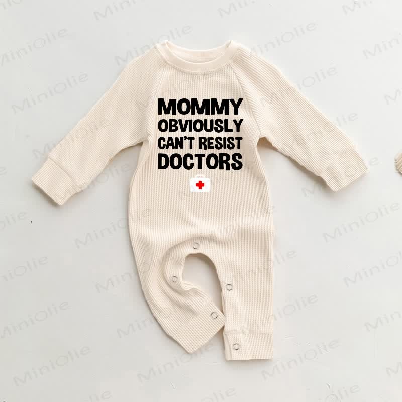 MOMMY OBVIOUSLY CAN'T RESIST DOCTORSベビーワッフルロンパー - ベージュ - 18～24ヶ月 - image 1