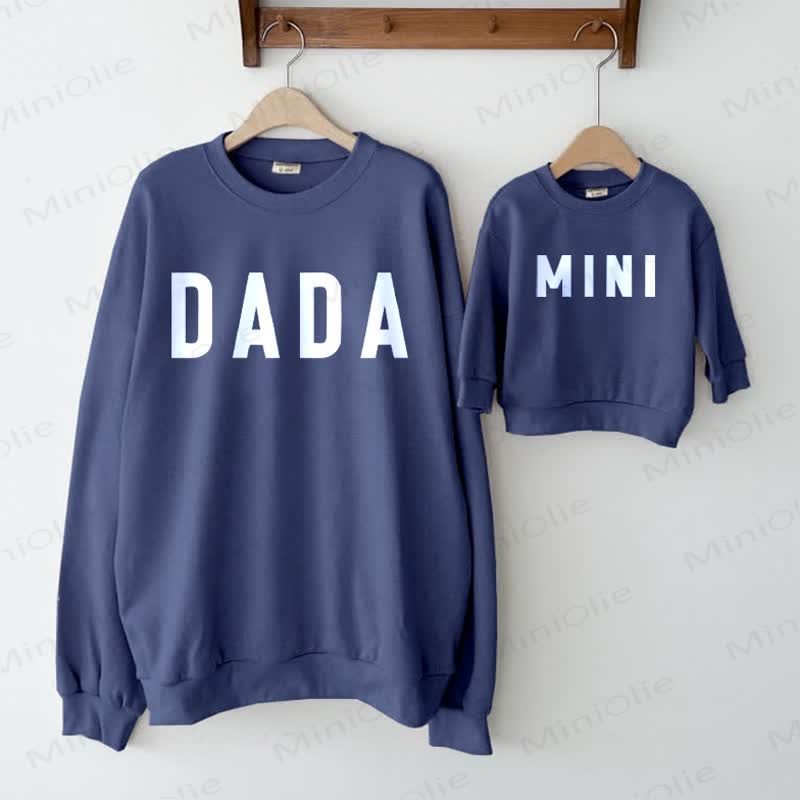 DADA/MINIパパと私 ファミリー スウェットシャツ - 青 - 大人用スウェットシャツ：XL - image 1