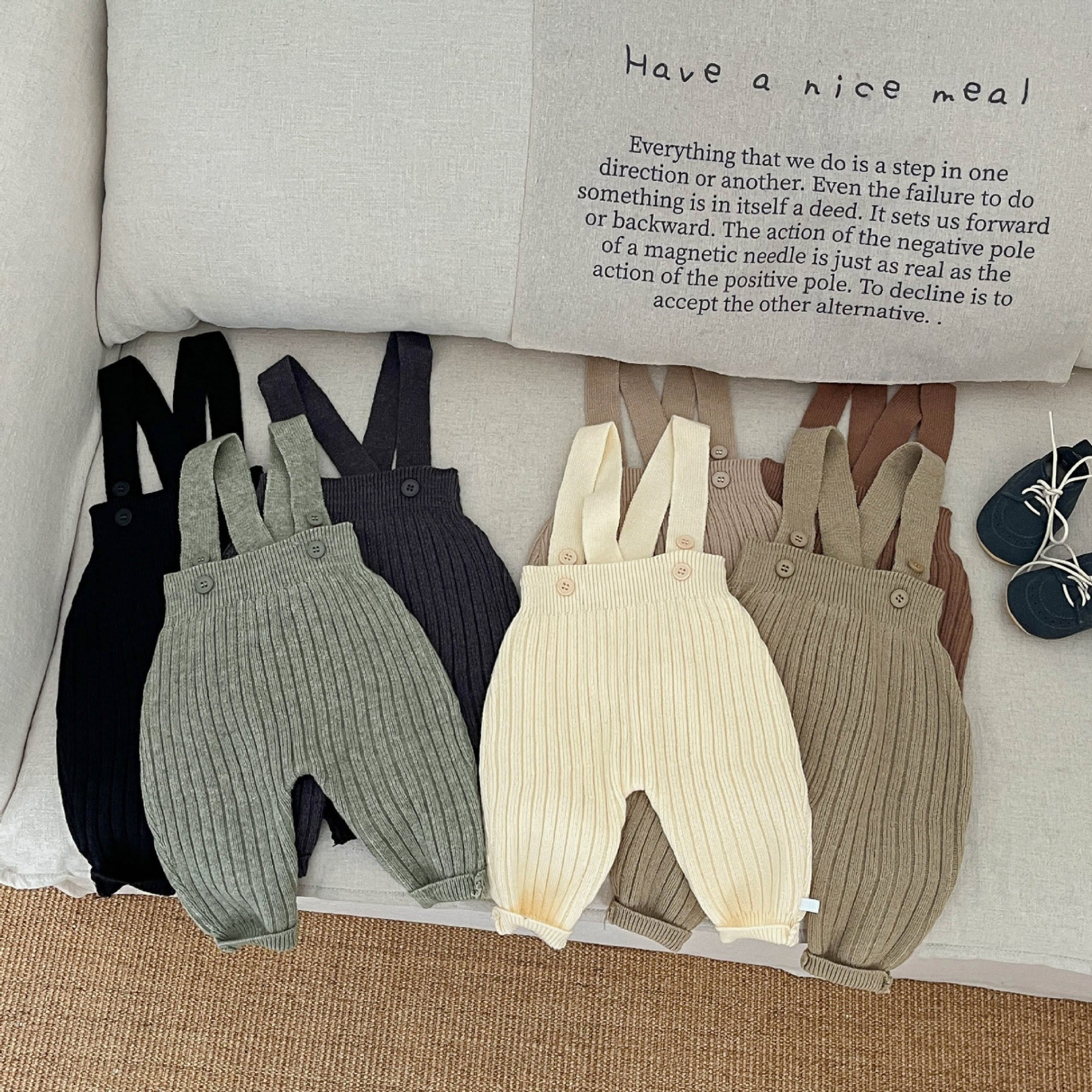 ベビー無地ニットオーバーオール - image 1