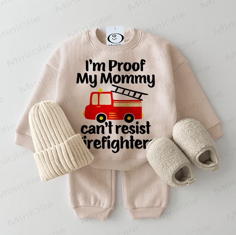 I'M PROOF MY MOMMY CAN'T RESIST FIREFIGHTERSベビー 2ピース ベージュセット - ベージュ - 2～3歳 - image 1