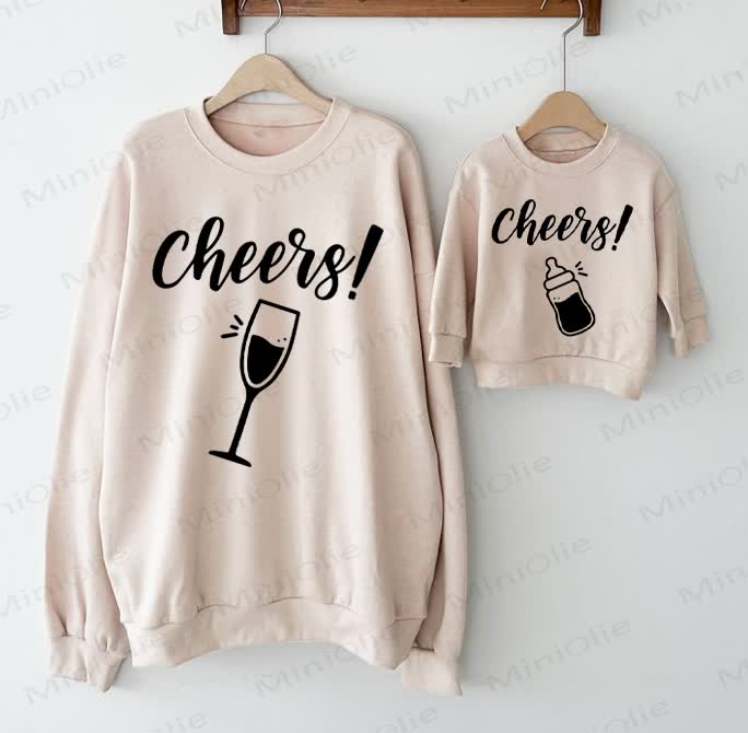 CHEERS!ベビーワイングラス＆ミルクボトル ベージュファミリースウェットシャツ - ベージュ - 大人用スウェットシャツ：XL - image 1