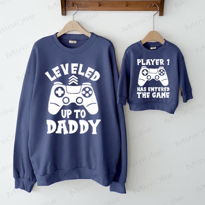 LEVELED UP TO DADDY/PLAYER 1 HAS ENTERED THE GAMEファミリーカジュアルスウェットシャツ - 青 - 大人用スウェットシャツ：XL - image 1