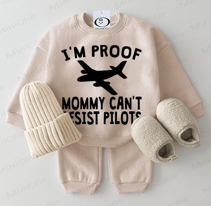 I'M PROOF MOMMY CAN'T RESIST PILOTS！ベビーベージュスウェットシャツ2点セット - ベージュ - 2～3歳 - image 1