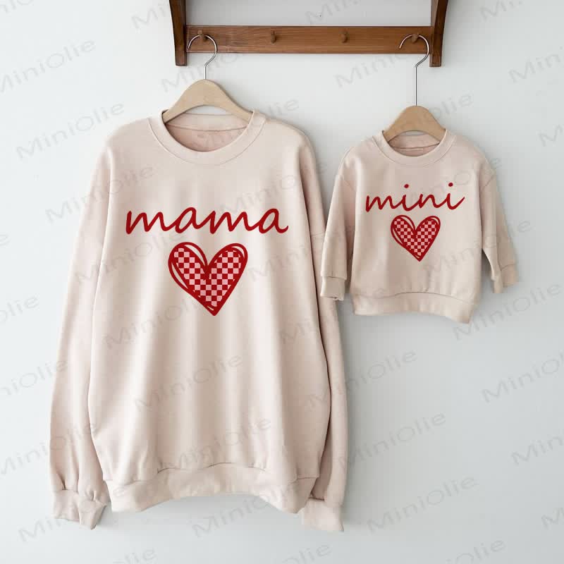 MAMA/MINIベビー チェッカーボード ハート ベージュ ファミリー スウェットシャツ - ベージュ - 大人用スウェットシャツ：XL - image 1