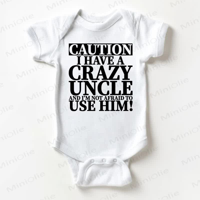 CAUTION I HAVE A CRAZY UNCLE AND I'M NOT AFRAID TO USE HIM。ベビーホワイトボディスーツ - 白 - 18～24ヶ月 - image 1