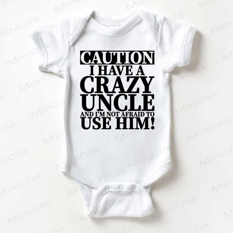 CAUTION I HAVE A CRAZY UNCLE AND I'M NOT AFRAID TO USE HIM。ベビーホワイトボディスーツ - 白 - 18～24ヶ月 - image 1