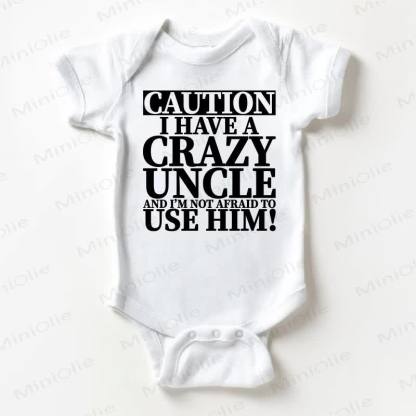 CAUTION I HAVE A CRAZY UNCLE AND I'M NOT AFRAID TO USE HIM。ベビーホワイトボディスーツ - 白 - 18～24ヶ月 - image 1