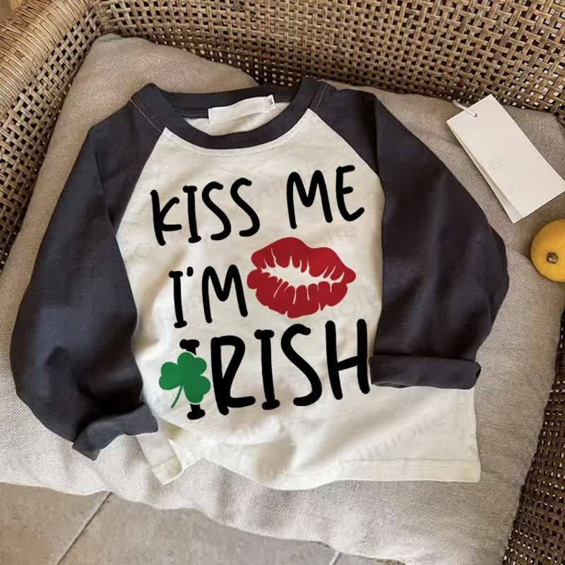 KISS ME I'M IRISHベビー ダークグレー ラグランTシャツ - ドラック・グレイ - 2～3歳 - image 1